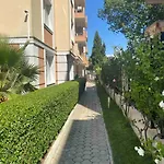 2-bedroom 300m To The Apartmán *