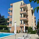 2-bedroom 300m To The Apartmán *