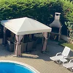2-bedroom 300m To The Apartmán