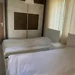 2-bedroom 300m To The Apartmán *