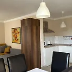 2-bedroom 300m To The Apartmán