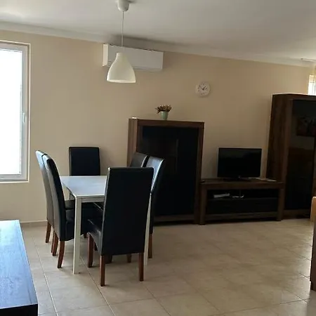 2-bedroom 300m To The Apartamento