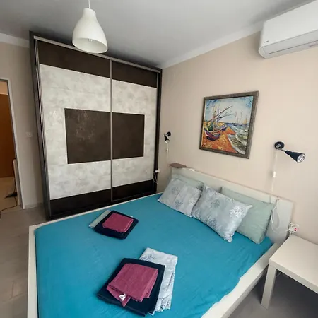 2-bedroom 300m To The Apartment