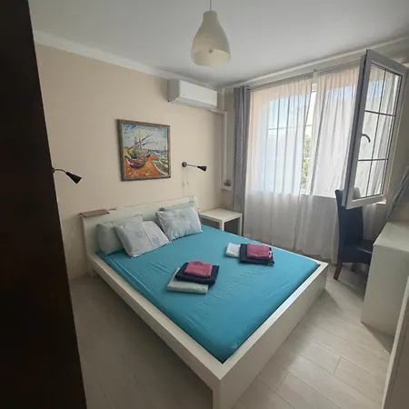 2-bedroom 300m To The *