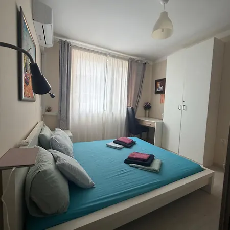 2-bedroom 300m To The *