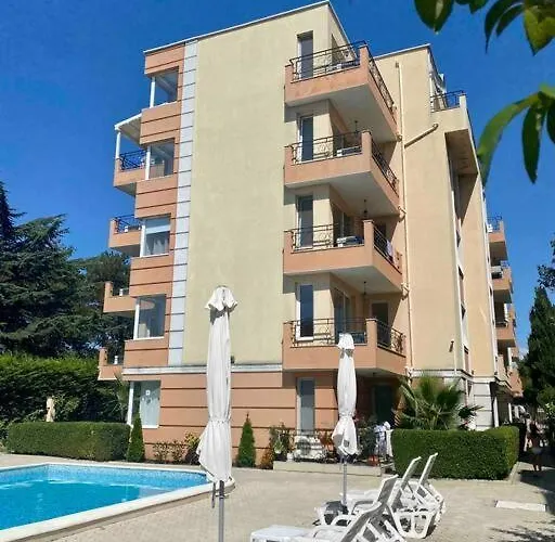 2-bedroom 300m To The Апартамент *