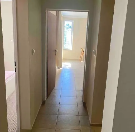 2-bedroom 300m To The Апартамент *