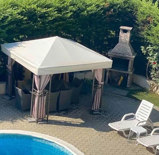 2-bedroom 300m To The Апартамент