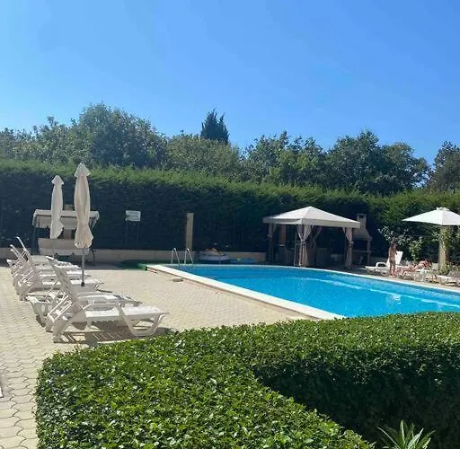 2-bedroom 300m To The Апартамент