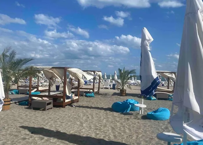 2-bedroom 300m To The *