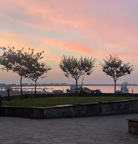 2-bedroom 300m To The *