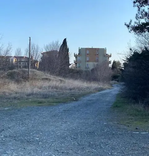 2-bedroom 300m To The Апартамент