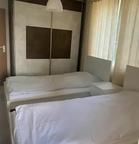 2-bedroom 300m To The Апартамент *