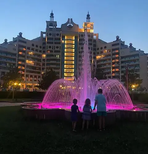 2-bedroom 300m To The Апартамент