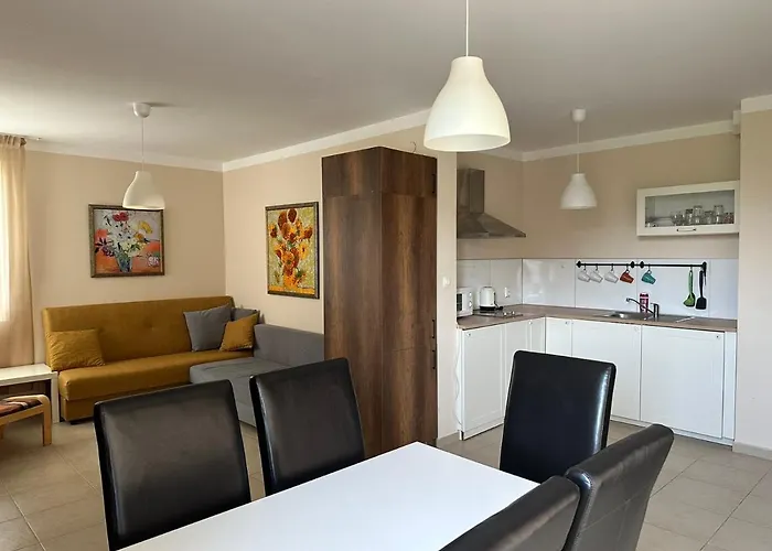 2-bedroom 300m To The Апартамент