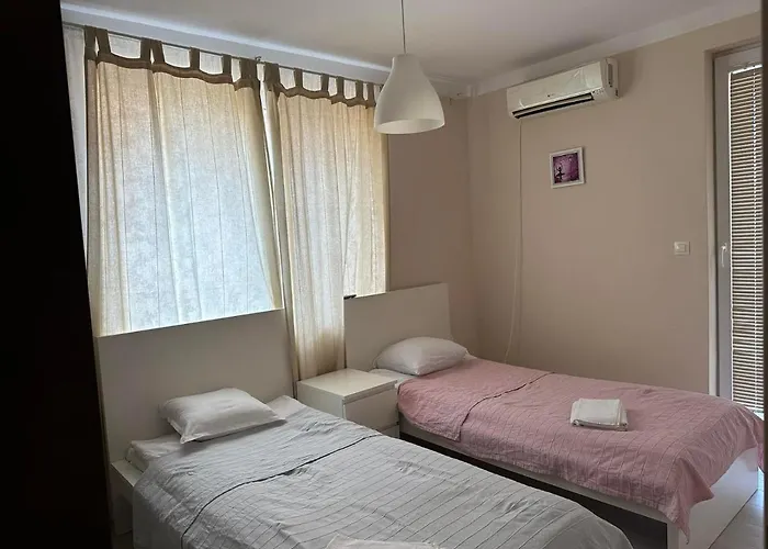 2-bedroom 300m To The Апартамент