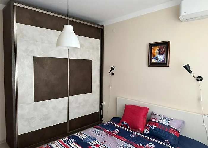 2-bedroom 300m To The Апартамент *