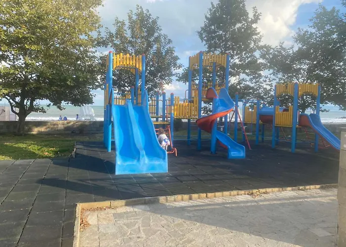 2-bedroom 300m To The *